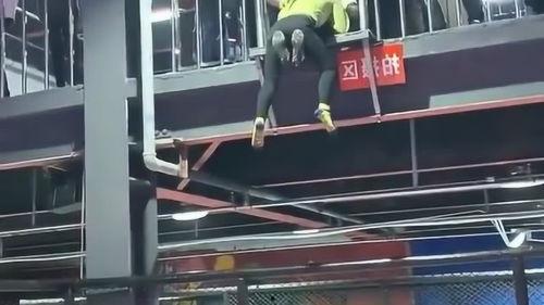 精神小伙吃瓜群众看呆了,围观群众直呼看呆了！