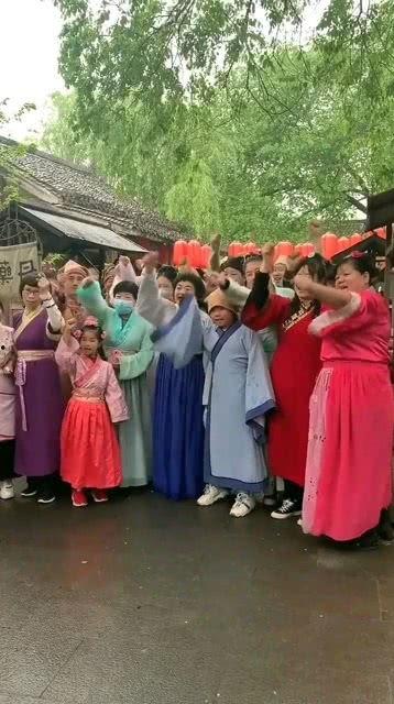 群众吃瓜的表演叫什么,一场全民娱乐的狂欢盛宴