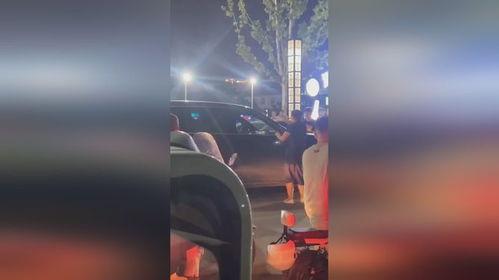 吃瓜群众围观原配抓小三