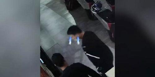 吃瓜群众围观原配抓小三