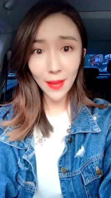 群众小姐姐吃瓜视频,小姐姐直播吃瓜,网友热议不断